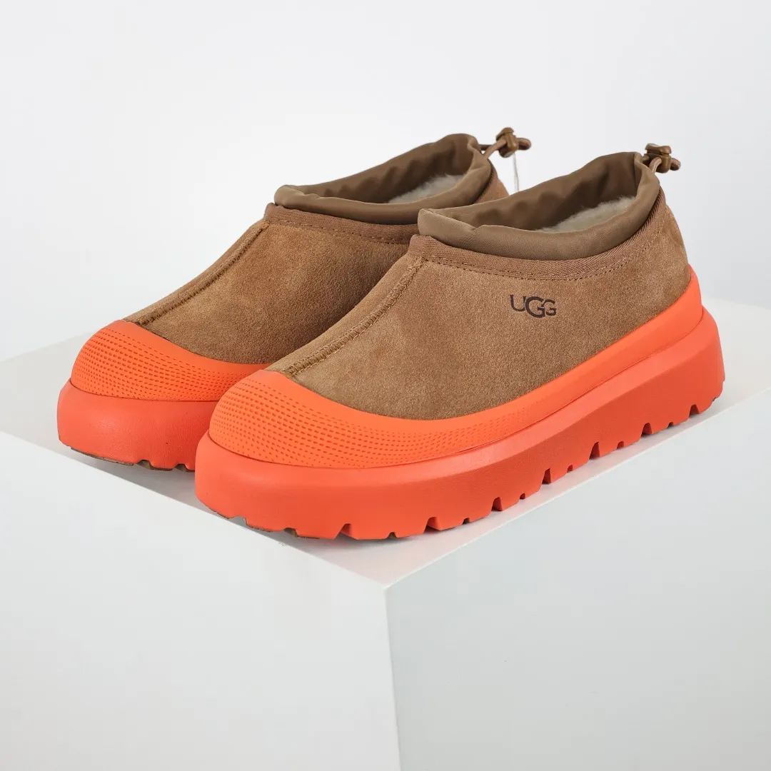 Pick up locally 💰620 Core recommendation Good price Cashmere insoles are a very suitable choice for keeping warm in winter and at home. In the new year, uug launched a series of styles, which are partial to the preferences of young consumers and have also moved to the forefront of fashion trends. Shoe body material Water-repellent coated suede upper 17mm UGGPURE™ implanted wool insole Lightweight non-slip comfortable rubber outsole With brand LOGO Trademark Comes with a full set of packaging Size: 35 36 37 38 39 40 41 42 43 44